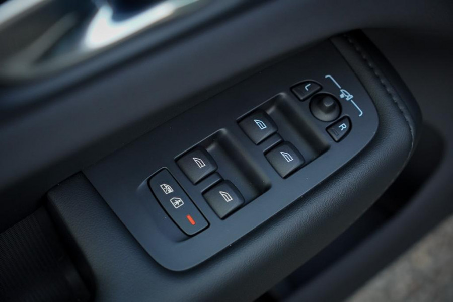 Volvo XC60 2.0 T6 Plug-in hybrid AWD Inscription / Pano / Trekhaak / Stoel&Stuurwielverwarming