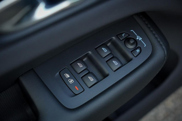 Volvo XC60 2.0 T6 Plug-in hybrid AWD Inscription / Pano / Trekhaak / Stoel&Stuurwielverwarming