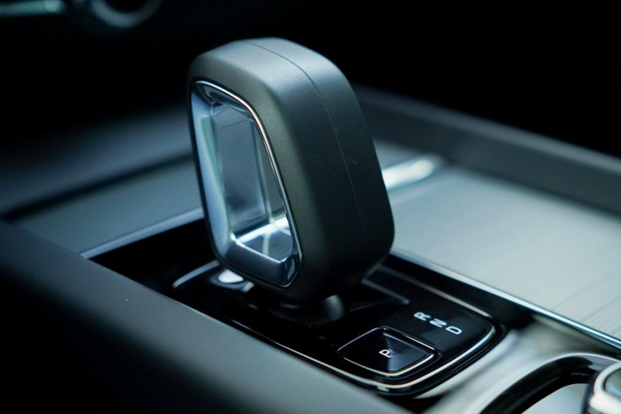 Volvo XC60 2.0 T6 Plug-in hybrid AWD Inscription / Pano / Trekhaak / Stoel&Stuurwielverwarming