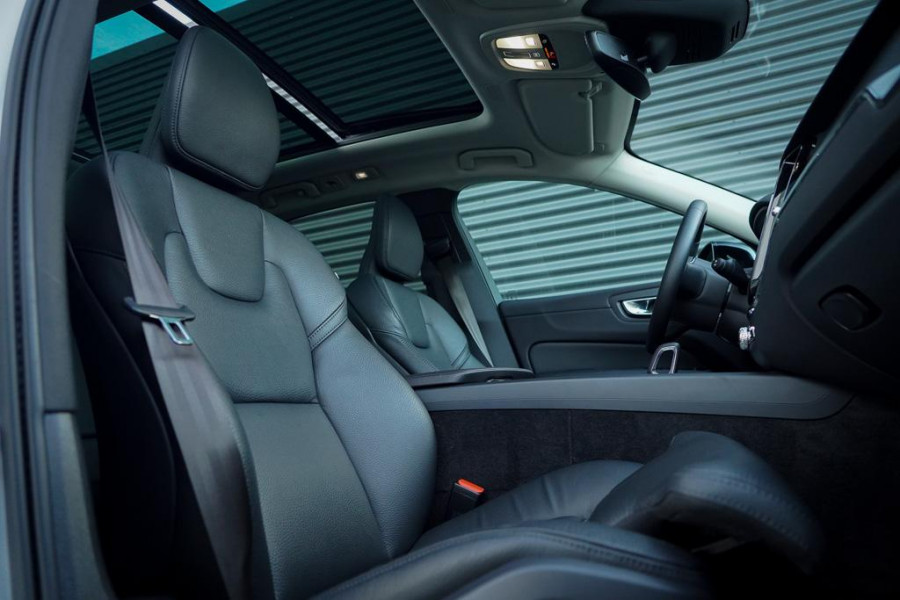 Volvo XC60 2.0 T6 Plug-in hybrid AWD Inscription / Pano / Trekhaak / Stoel&Stuurwielverwarming