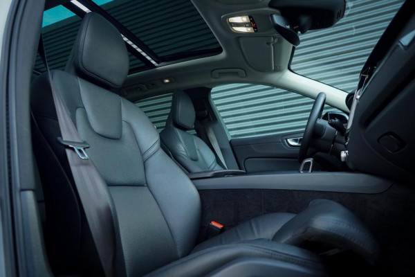 Volvo XC60 2.0 T6 Plug-in hybrid AWD Inscription / Pano / Trekhaak / Stoel&Stuurwielverwarming