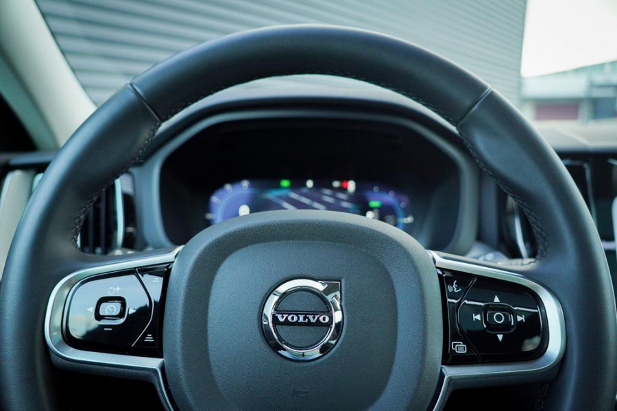 Volvo XC60 2.0 T6 Plug-in hybrid AWD Inscription / Pano / Trekhaak / Stoel&Stuurwielverwarming
