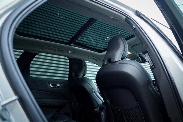 Volvo XC60 2.0 T6 Plug-in hybrid AWD Inscription / Pano / Trekhaak / Stoel&Stuurwielverwarming