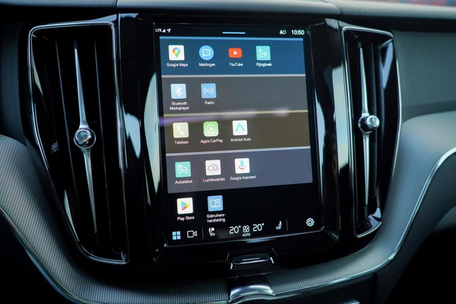 Volvo XC60 2.0 T6 Plug-in hybrid AWD Inscription / Pano / Trekhaak / Stoel&Stuurwielverwarming