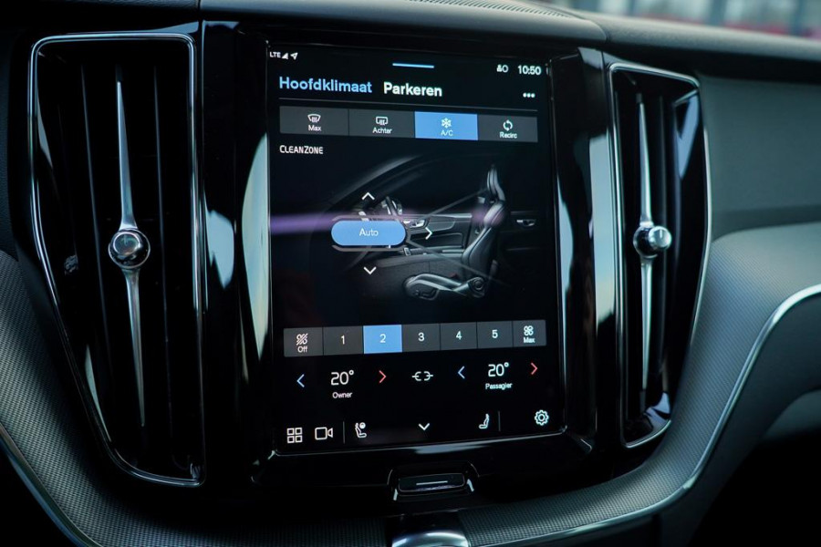 Volvo XC60 2.0 T6 Plug-in hybrid AWD Inscription / Pano / Trekhaak / Stoel&Stuurwielverwarming