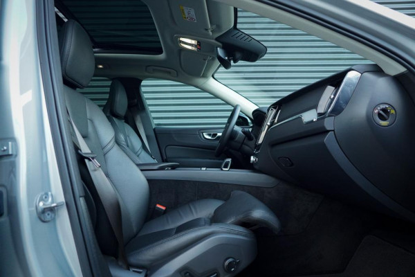 Volvo XC60 2.0 T6 Plug-in hybrid AWD Inscription / Pano / Trekhaak / Stoel&Stuurwielverwarming