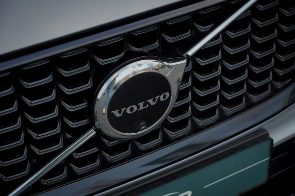 Volvo XC60 2.0 T6 Plug-in hybrid AWD Inscription / Pano / Trekhaak / Stoel&Stuurwielverwarming