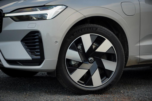 Volvo XC60 2.0 T6 Plug-in hybrid AWD Inscription / Pano / Trekhaak / Stoel&Stuurwielverwarming