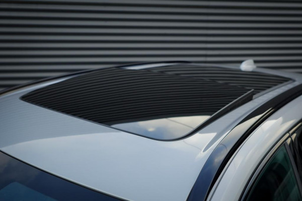 Volvo XC60 2.0 T6 Plug-in hybrid AWD Inscription / Pano / Trekhaak / Stoel&Stuurwielverwarming