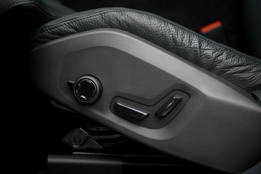 Volvo XC60 2.0 T6 Plug-in hybrid AWD Inscription / Pano / Trekhaak / Stoel&Stuurwielverwarming