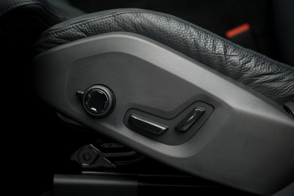 Volvo XC60 2.0 T6 Plug-in hybrid AWD Inscription / Pano / Trekhaak / Stoel&Stuurwielverwarming