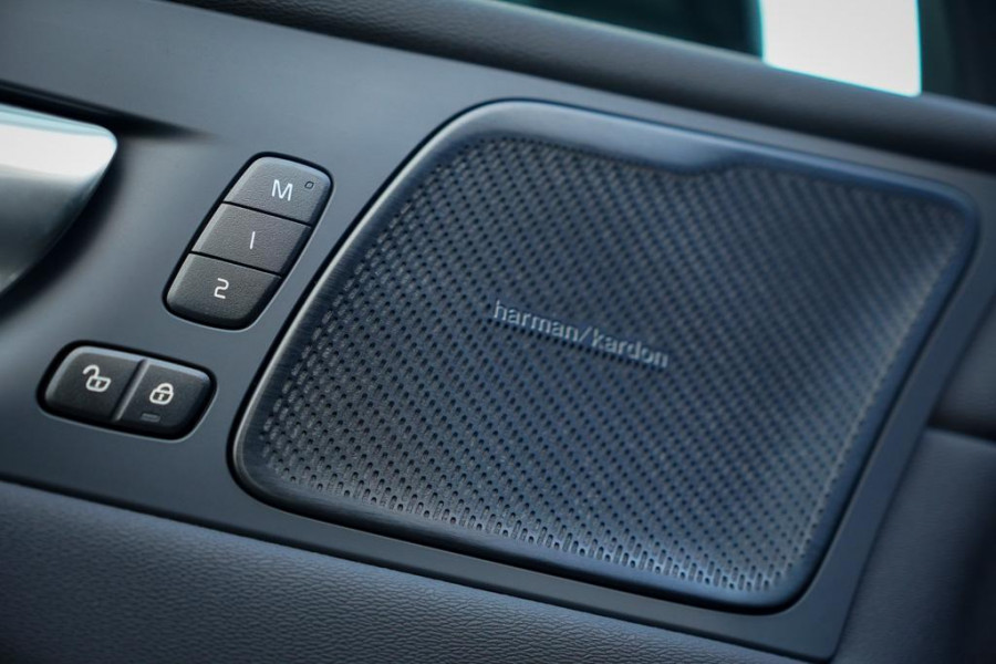 Volvo XC60 2.0 T6 Plug-in hybrid AWD Inscription / Pano / Trekhaak / Stoel&Stuurwielverwarming