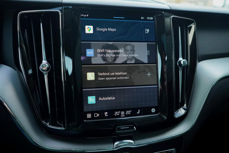 Volvo XC60 2.0 T6 Plug-in hybrid AWD Inscription / Pano / Trekhaak / Stoel&Stuurwielverwarming