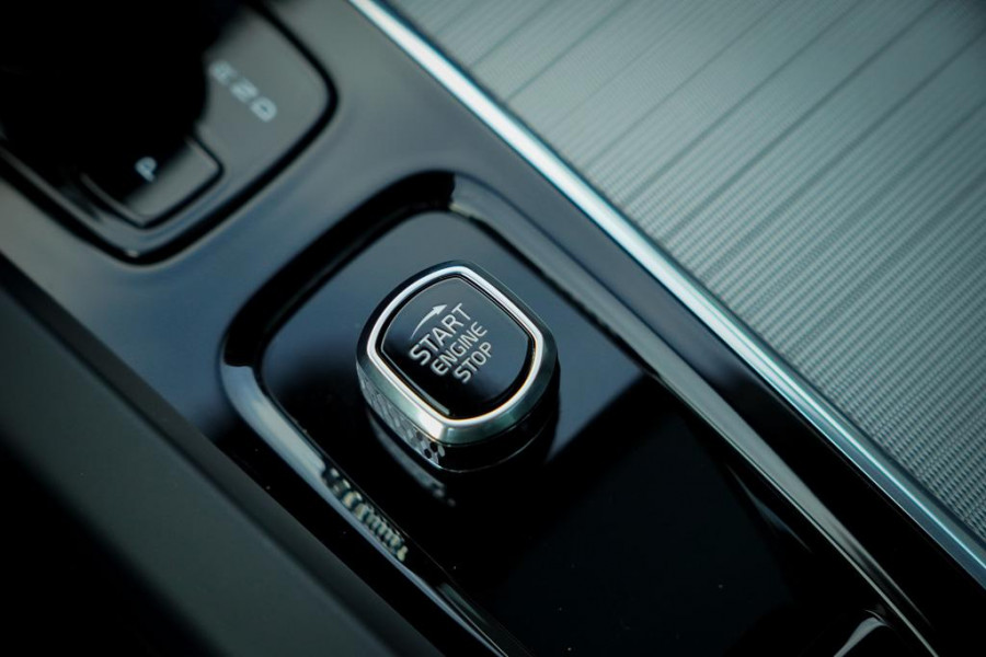 Volvo XC60 2.0 T6 Plug-in hybrid AWD Inscription / Pano / Trekhaak / Stoel&Stuurwielverwarming