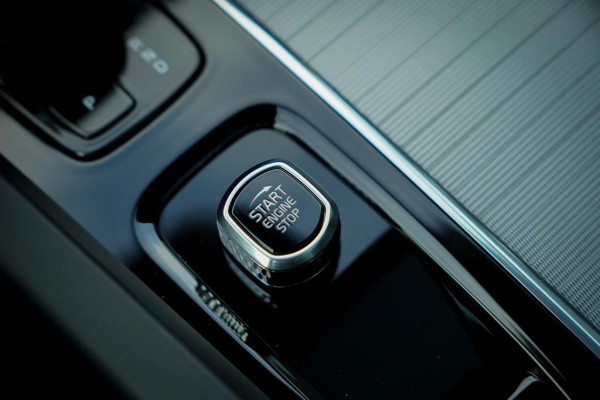 Volvo XC60 2.0 T6 Plug-in hybrid AWD Inscription / Pano / Trekhaak / Stoel&Stuurwielverwarming