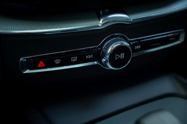 Volvo XC60 2.0 T6 Plug-in hybrid AWD Inscription / Pano / Trekhaak / Stoel&Stuurwielverwarming