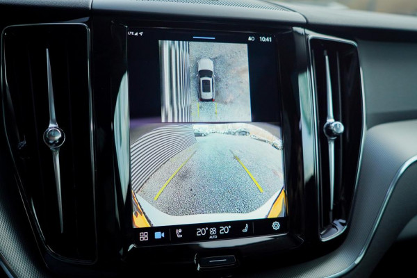 Volvo XC60 2.0 T6 Plug-in hybrid AWD Inscription / Pano / Trekhaak / Stoel&Stuurwielverwarming