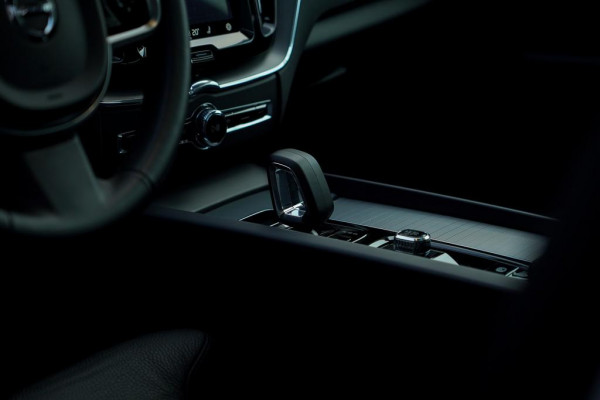 Volvo XC60 2.0 T6 Plug-in hybrid AWD Inscription / Pano / Trekhaak / Stoel&Stuurwielverwarming