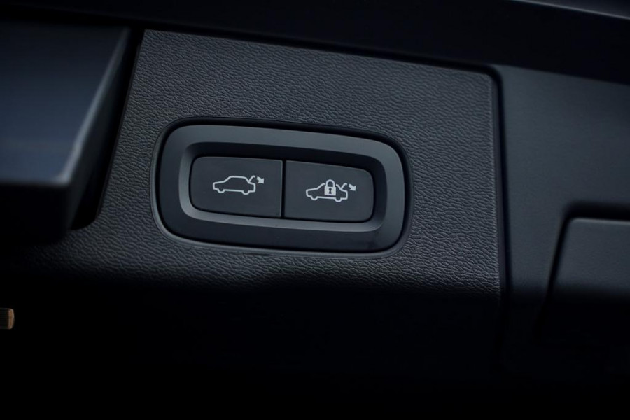 Volvo XC60 2.0 T6 Plug-in hybrid AWD Inscription / Pano / Trekhaak / Stoel&Stuurwielverwarming