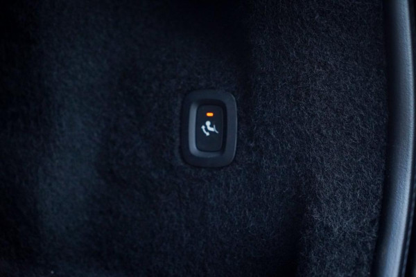 Volvo XC60 2.0 T6 Plug-in hybrid AWD Inscription / Pano / Trekhaak / Stoel&Stuurwielverwarming