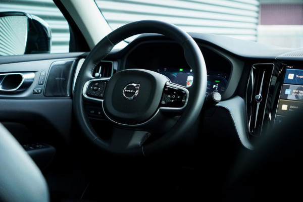 Volvo XC60 2.0 T6 Plug-in hybrid AWD Inscription / Pano / Trekhaak / Stoel&Stuurwielverwarming
