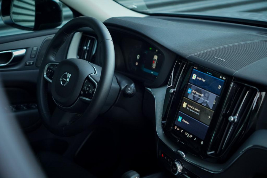 Volvo XC60 2.0 T6 Plug-in hybrid AWD Inscription / Pano / Trekhaak / Stoel&Stuurwielverwarming