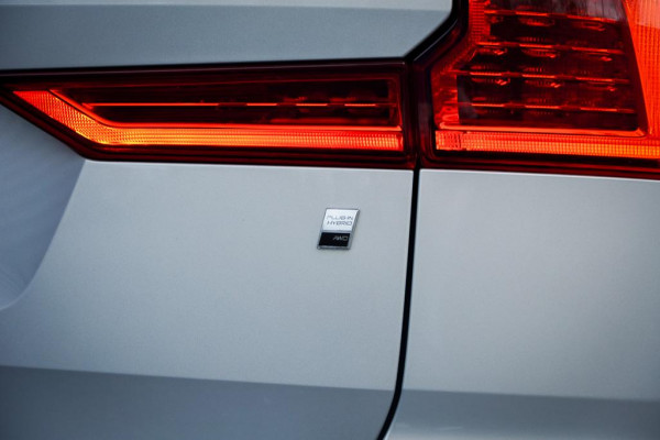 Volvo XC60 2.0 T6 Plug-in hybrid AWD Inscription / Pano / Trekhaak / Stoel&Stuurwielverwarming