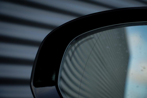 Volvo XC60 2.0 T6 Plug-in hybrid AWD Inscription / Pano / Trekhaak / Stoel&Stuurwielverwarming