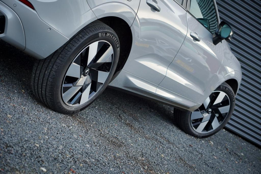 Volvo XC60 2.0 T6 Plug-in hybrid AWD Inscription / Pano / Trekhaak / Stoel&Stuurwielverwarming