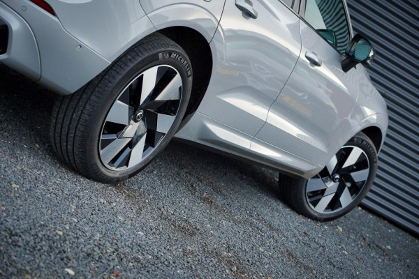 Volvo XC60 2.0 T6 Plug-in hybrid AWD Inscription / Pano / Trekhaak / Stoel&Stuurwielverwarming