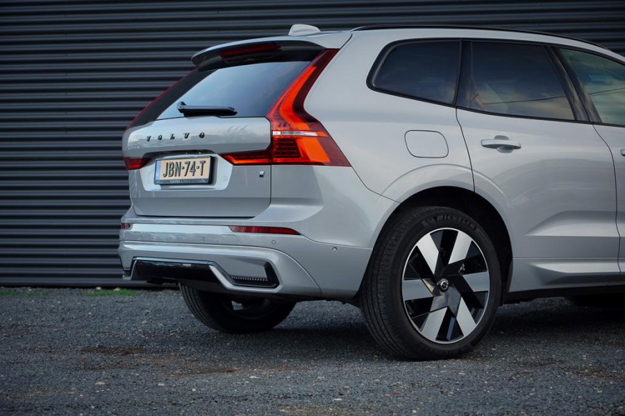 Volvo XC60 2.0 T6 Plug-in hybrid AWD Inscription / Pano / Trekhaak / Stoel&Stuurwielverwarming