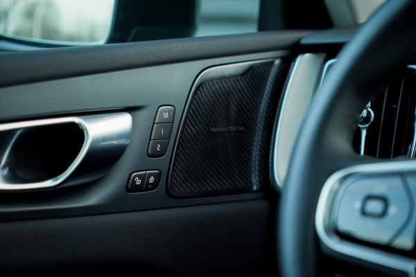 Volvo XC60 2.0 T6 Plug-in hybrid AWD Inscription / Pano / Trekhaak / Stoel&Stuurwielverwarming