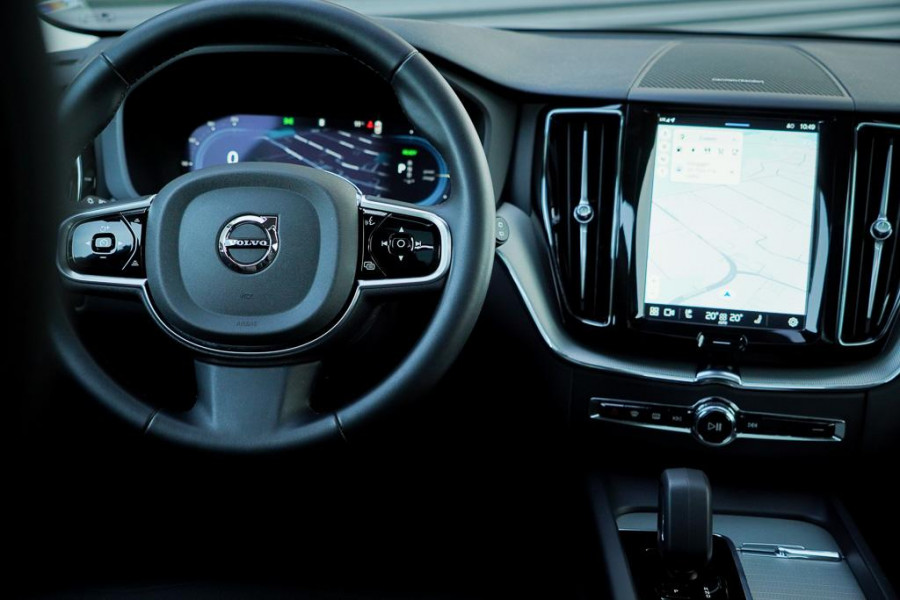 Volvo XC60 2.0 T6 Plug-in hybrid AWD Inscription / Pano / Trekhaak / Stoel&Stuurwielverwarming