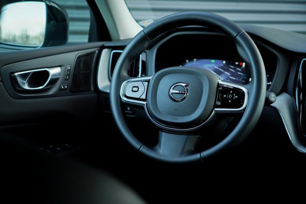 Volvo XC60 2.0 T6 Plug-in hybrid AWD Inscription / Pano / Trekhaak / Stoel&Stuurwielverwarming