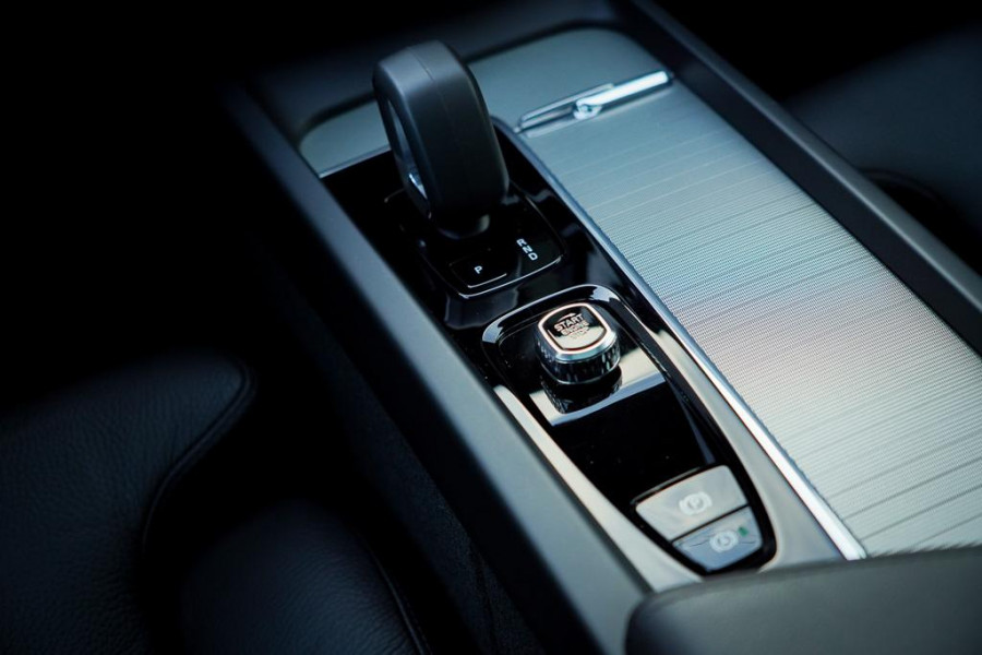 Volvo XC60 2.0 T6 Plug-in hybrid AWD Inscription / Pano / Trekhaak / Stoel&Stuurwielverwarming