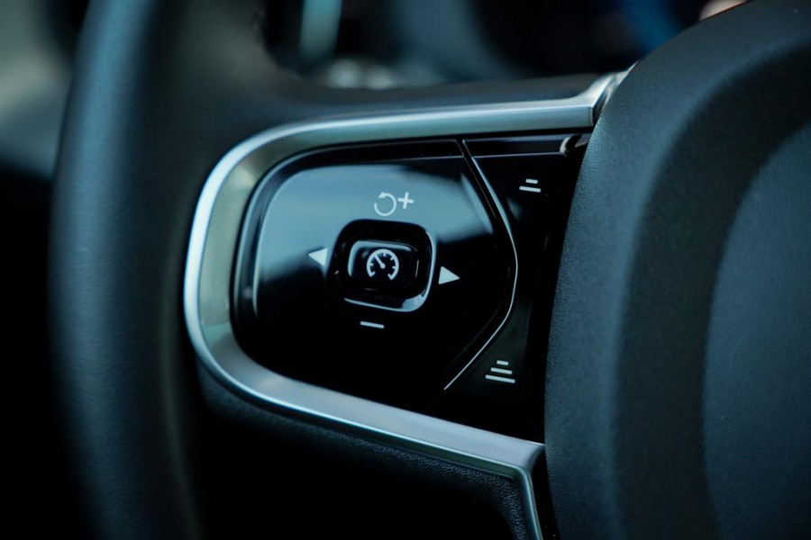 Volvo XC60 2.0 T6 Plug-in hybrid AWD Inscription / Pano / Trekhaak / Stoel&Stuurwielverwarming