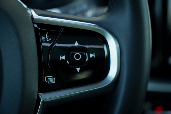 Volvo XC60 2.0 T6 Plug-in hybrid AWD Inscription / Pano / Trekhaak / Stoel&Stuurwielverwarming