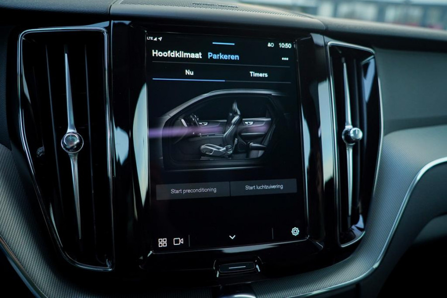Volvo XC60 2.0 T6 Plug-in hybrid AWD Inscription / Pano / Trekhaak / Stoel&Stuurwielverwarming