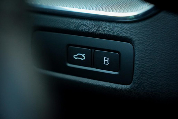 Volvo XC60 2.0 T6 Plug-in hybrid AWD Inscription / Pano / Trekhaak / Stoel&Stuurwielverwarming