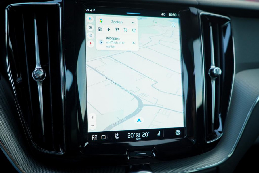 Volvo XC60 2.0 T6 Plug-in hybrid AWD Inscription / Pano / Trekhaak / Stoel&Stuurwielverwarming