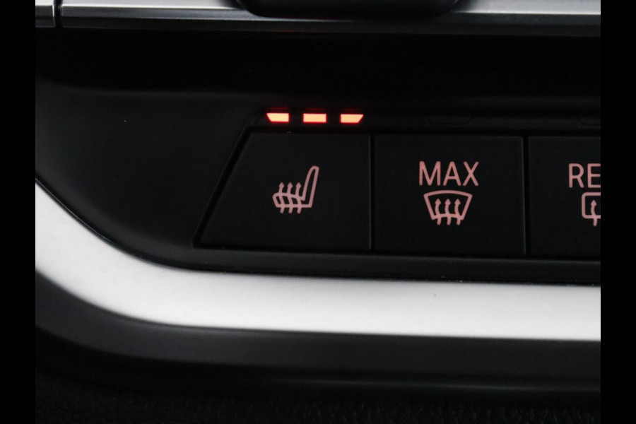 BMW 3-serie 330e M Sport | Leder | Stoelverwarming | Carplay | Sportstoelen | Laserlicht | Live Cockpit | Sfeerverlichting | Navigatie | Parkeerhulp | Climate control | Bluetooth | Cruise control