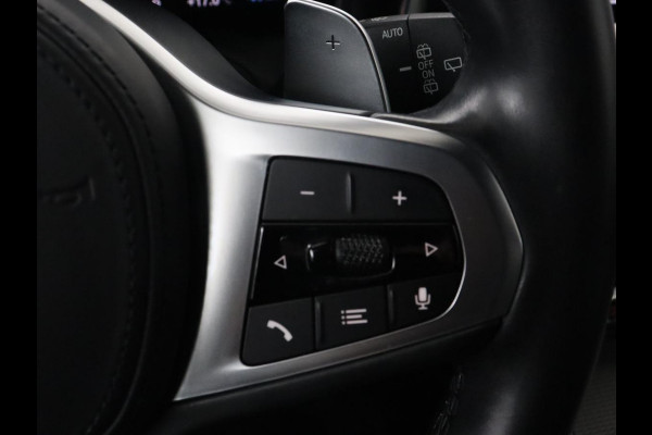 BMW 3-serie 330e M Sport | Leder | Stoelverwarming | Carplay | Sportstoelen | Laserlicht | Live Cockpit | Sfeerverlichting | Navigatie | Parkeerhulp | Climate control | Bluetooth | Cruise control