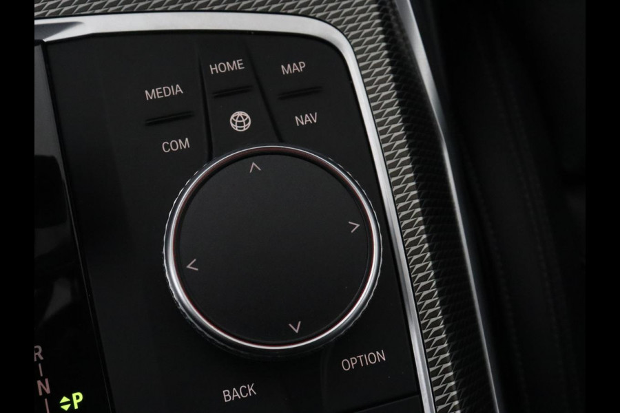 BMW 3-serie 330e M Sport | Leder | Stoelverwarming | Carplay | Sportstoelen | Laserlicht | Live Cockpit | Sfeerverlichting | Navigatie | Parkeerhulp | Climate control | Bluetooth | Cruise control