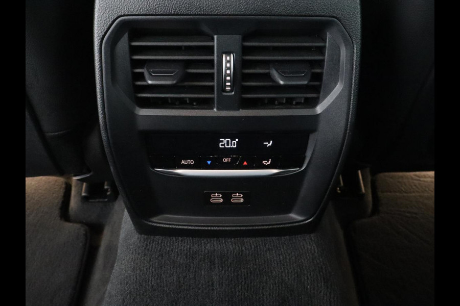 BMW 3-serie 330e M Sport | Leder | Stoelverwarming | Carplay | Sportstoelen | Laserlicht | Live Cockpit | Sfeerverlichting | Navigatie | Parkeerhulp | Climate control | Bluetooth | Cruise control
