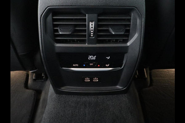 BMW 3-serie 330e M Sport | Leder | Stoelverwarming | Carplay | Sportstoelen | Laserlicht | Live Cockpit | Sfeerverlichting | Navigatie | Parkeerhulp | Climate control | Bluetooth | Cruise control