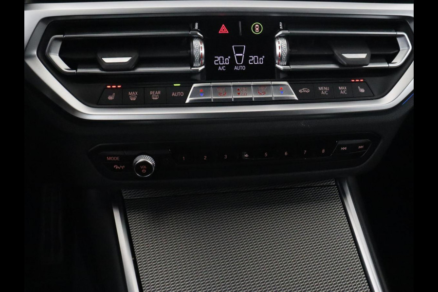 BMW 3-serie 330e M Sport | Leder | Stoelverwarming | Carplay | Sportstoelen | Laserlicht | Live Cockpit | Sfeerverlichting | Navigatie | Parkeerhulp | Climate control | Bluetooth | Cruise control