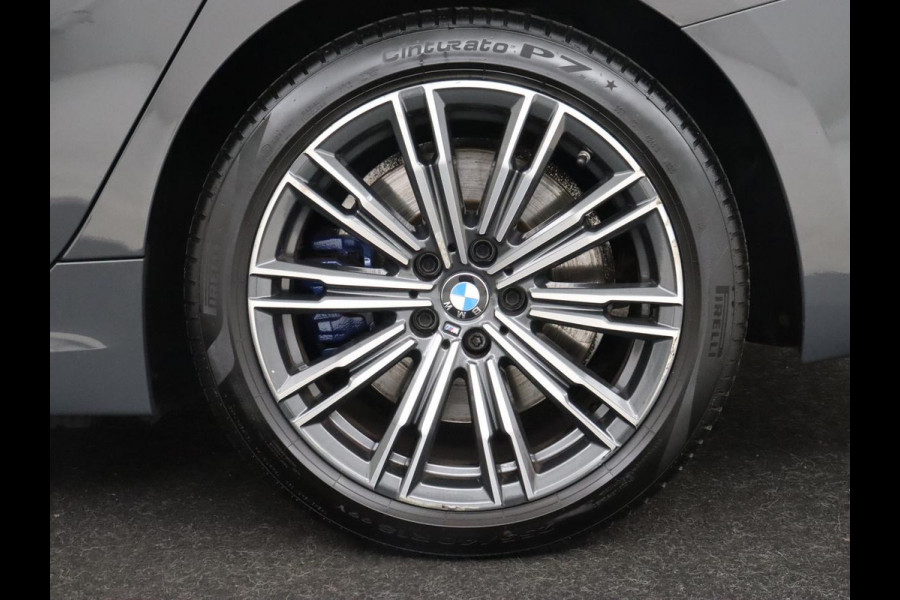 BMW 3-serie 330e M Sport | Leder | Stoelverwarming | Carplay | Sportstoelen | Laserlicht | Live Cockpit | Sfeerverlichting | Navigatie | Parkeerhulp | Climate control | Bluetooth | Cruise control