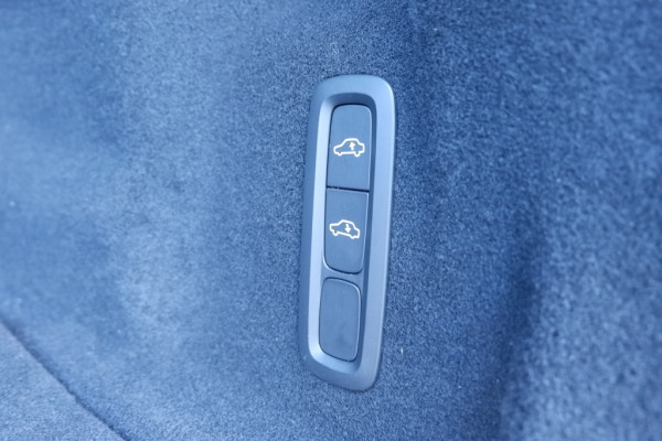 Volvo XC60 2.0 T6 Ultra Dark. AWD / PHEV Long range / Full Option / INCL. f