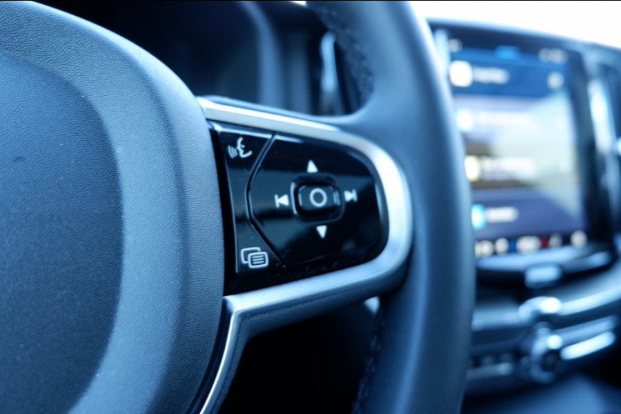 Volvo XC60 2.0 T6 Ultra Dark. AWD / PHEV Long range / Full Option / INCL. f