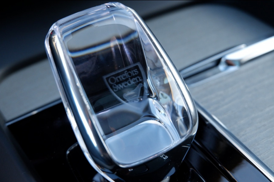 Volvo XC60 2.0 T6 Ultra Dark. AWD / PHEV Long range / Full Option / INCL. f